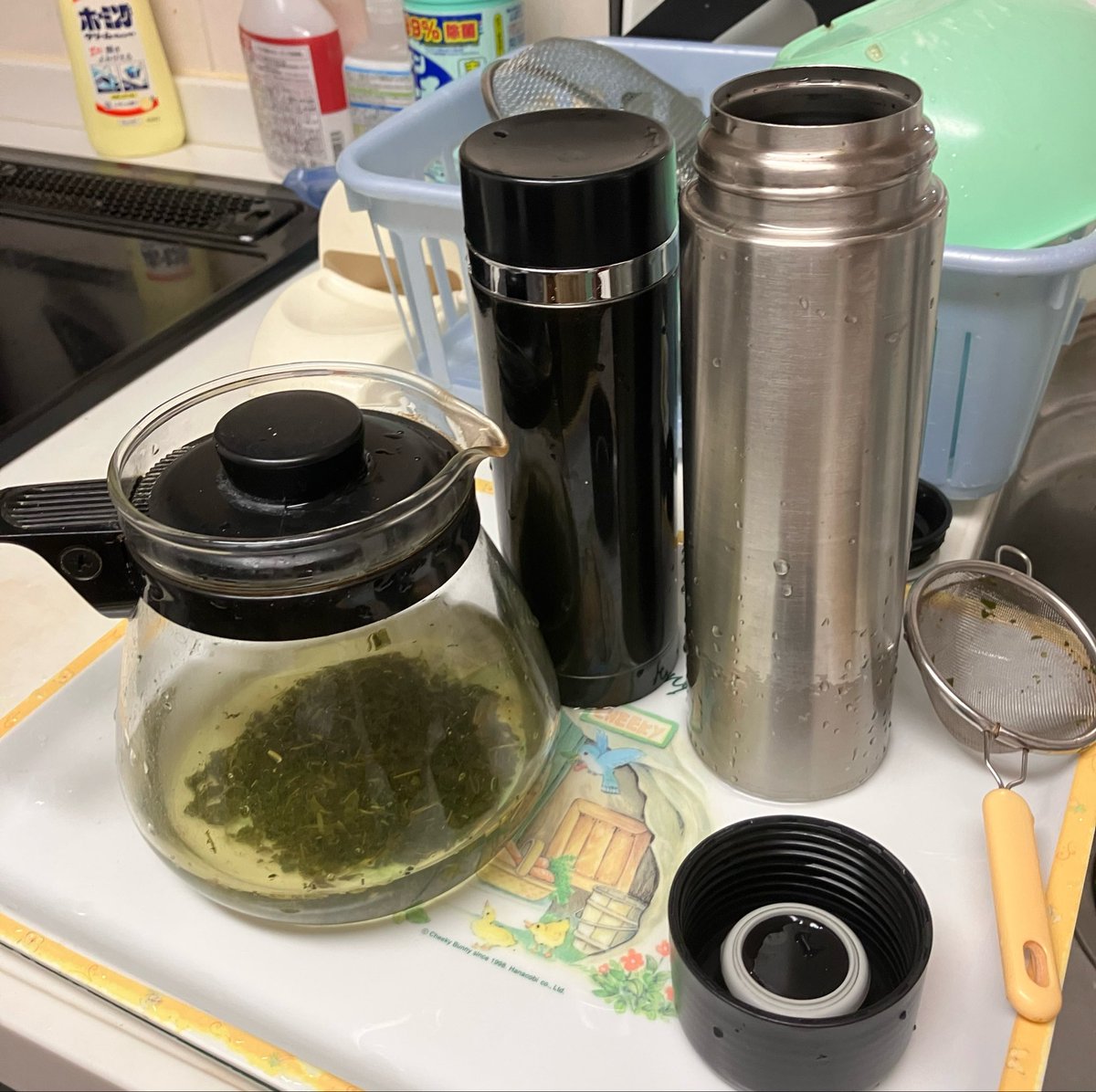 kuminii's tweet photo. 銀の水筒には緑茶、黒の水筒にはコーヒー。コーヒーはミルクを入れる派。コーヒーの蓋を閉めようとすると、真っ黒。空のポーションミルクの入れ物が転がっているのに…。緑茶を覗くと、濁ってる(-｡-;
ウチのオトコは「そういうのもあり」と言うが、淹��直し。6分のタイムロス。
おはようございます https://t.co/4r5WXXXHU0