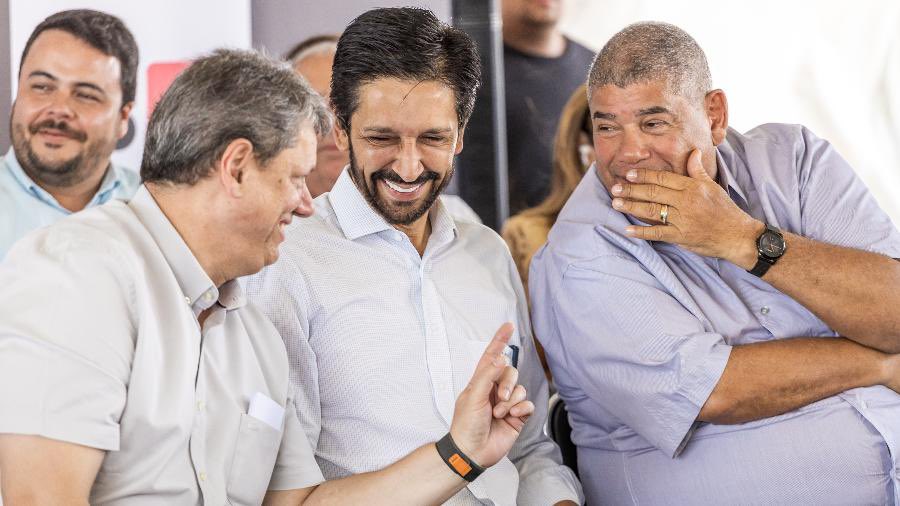 ojornaleirobr's tweet photo. Milton Leite destinou R$ 500 mil à ONG ligada à produtora de Dark Horse, filme sobre Jair Bolsonaro.

Alvo da operação desta quinta-feira (17), que investiga a infiltração do PCC no transporte público de São Paulo, o ex-presidente da Câmara Municipal ajudou a viabilizar, em 2018, um contrato de R$ 2,5 milhões entre a Prefeitura e o Instituto Conhecer Brasil (ICB), comandado por Karina Gama.

Segundo reportagem de Cleber Lourenço, do ICL Notícias, quatro vereadores destinaram emendas para financiar um evento de literatura cristã. Os recursos permitiram a contratação direta do instituto, sem chamamento público.

Anos depois, o ICB passou a administrar um contrato de Wi-Fi público que chegou a R$ 157 milhões e hoje é investigado. A entidade também contratou uma empresa pertencente a um empresário apontado por órgãos de inteligência como possível integrante do PCC.

A reportagem ressalta que não há evidências de que a emenda de Milton Leite tenha ligação com o PCC ou com o financiamento do filme. Leite nega envolvimento com a facção.

Fonte: ICL Notícias, 17/09.
