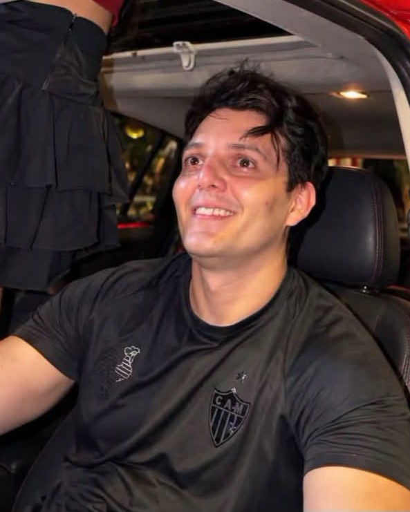 AcervoCharts's tweet photo. Vinícius, homem que arriscou a própria vida para salvar jovem de um ataque de abelhas, ganhou um carro e uma moto. https://t.co/LCRblYetOT