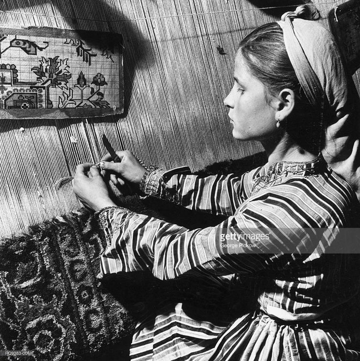 TurkishArc's tweet photo. Turkish women making the traditional Turkish carpet, 1955 https://t.co/LT9ENbKg56
