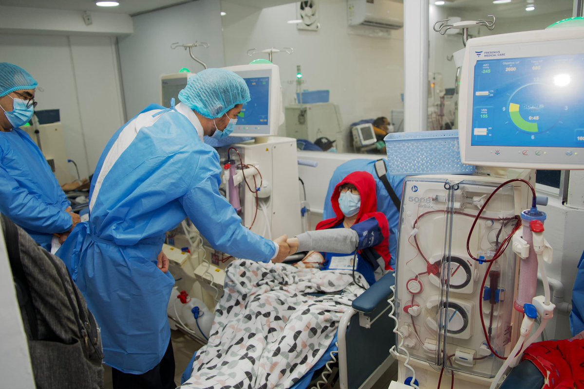 BernardoCordovz's tweet photo. #EnTerritorio | Hoy visité la dializadora Dialcívar para conocer las condiciones en las que brinda tratamiento a nuestros pacientes.

La unidad cuenta con tres salas de hemodiálisis y 28 máquinas. Actualmente, atiende a 40 pacientes del #IESS, para quienes garantizar la continuidad de su tratamiento significa mejorar su calidad de vida.

Desde el área administrativa destacaron la gestión que realizamos, porque mantenemos los pagos mensuales y avanzamos en la cobertura de la deuda heredada.

Mantendré una supervisión cercana de los servicios que reciben nuestros asegurados y seguiré garantizando el acceso a sus tratamientos mediante el pago oportuno a los prestadores externos.

Continuaré recorriendo los establecimientos de nuestros prestadores de salud para escuchar, verificar y actuar donde sea necesario.

#ParaEsoEstamos