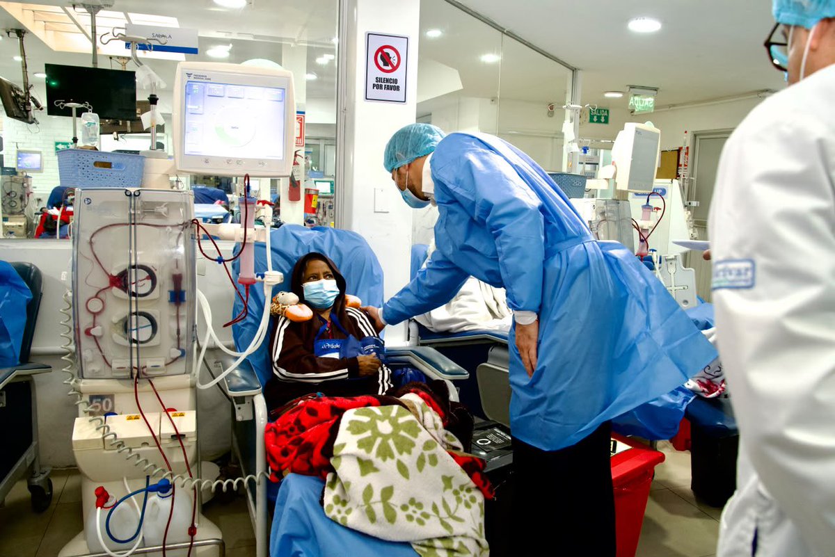 BernardoCordovz's tweet photo. #EnTerritorio | Hoy visité la dializadora Dialcívar para conocer las condiciones en las que brinda tratamiento a nuestros pacientes.

La unidad cuenta con tres salas de hemodiálisis y 28 máquinas. Actualmente, atiende a 40 pacientes del #IESS, para quienes garantizar la continuidad de su tratamiento significa mejorar su calidad de vida.

Desde el área administrativa destacaron la gestión que realizamos, porque mantenemos los pagos mensuales y avanzamos en la cobertura de la deuda heredada.

Mantendré una supervisión cercana de los servicios que reciben nuestros asegurados y seguiré garantizando el acceso a sus tratamientos mediante el pago oportuno a los prestadores externos.

Continuaré recorriendo los establecimientos de nuestros prestadores de salud para escuchar, verificar y actuar donde sea necesario.

#ParaEsoEstamos