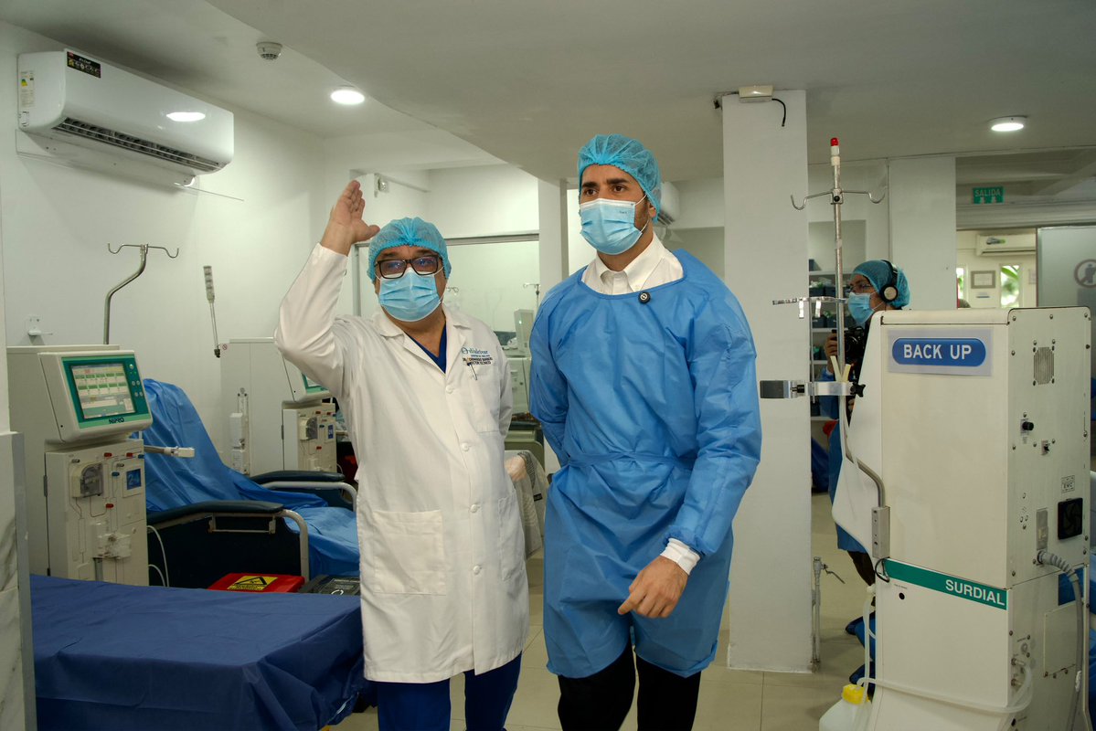 BernardoCordovz's tweet photo. #EnTerritorio | Hoy visité la dializadora Dialcívar para conocer las condiciones en las que brinda tratamiento a nuestros pacientes.

La unidad cuenta con tres salas de hemodiálisis y 28 máquinas. Actualmente, atiende a 40 pacientes del #IESS, para quienes garantizar la continuidad de su tratamiento significa mejorar su calidad de vida.

Desde el área administrativa destacaron la gestión que realizamos, porque mantenemos los pagos mensuales y avanzamos en la cobertura de la deuda heredada.

Mantendré una supervisión cercana de los servicios que reciben nuestros asegurados y seguiré garantizando el acceso a sus tratamientos mediante el pago oportuno a los prestadores externos.

Continuaré recorriendo los establecimientos de nuestros prestadores de salud para escuchar, verificar y actuar donde sea necesario.

#ParaEsoEstamos