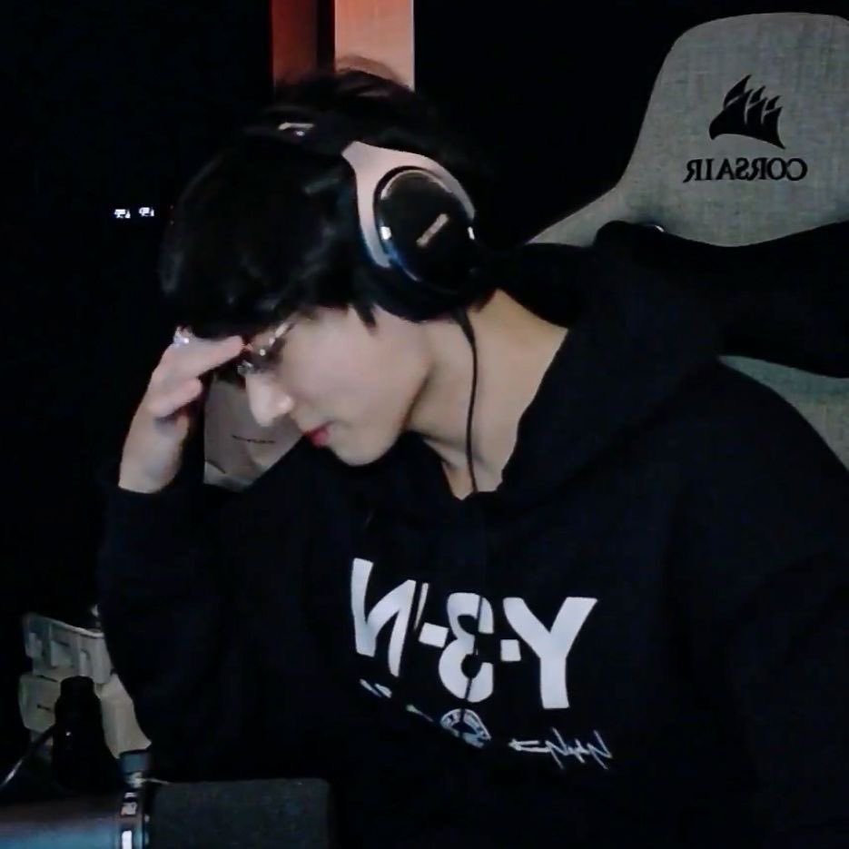 jamescarioc4's tweet photo. #jikookau onde…

Jimin é streamer de jogos “fofos” e nunca chegou perto de um jogo de tiro, até seu chat obrigá-lo a jogar Valorant.

Ou

onde Jungkook cai na mesma partida que seu crush “famoso” e, sem saber que é ele, dá em cima do loiro. https://t.co/FjTKwMmScf