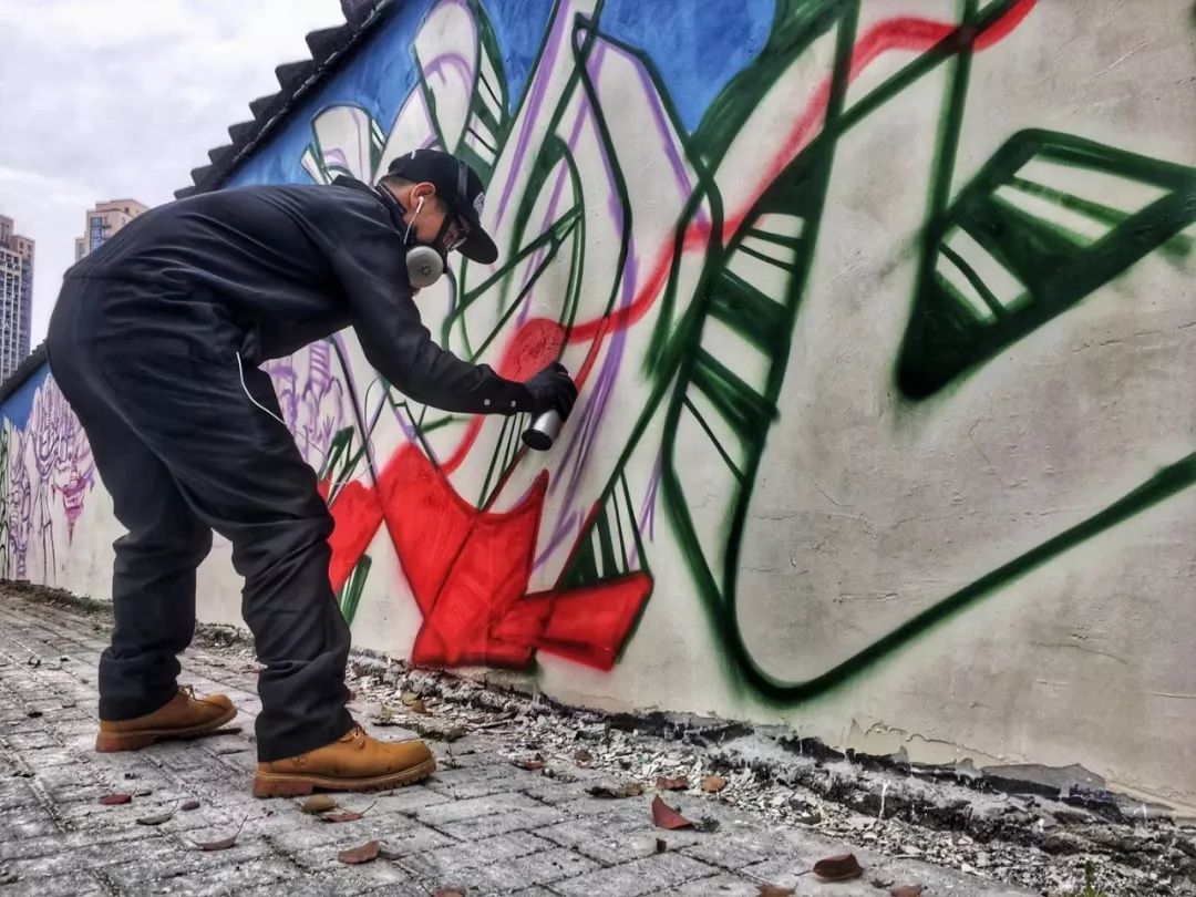eing1222's tweet photo. Step into a local street art workshop today! Try spray painting abstract shapes on a canvas, no prior skills needed—just fun and color vibes. https://t.co/4kxLxyj2hH