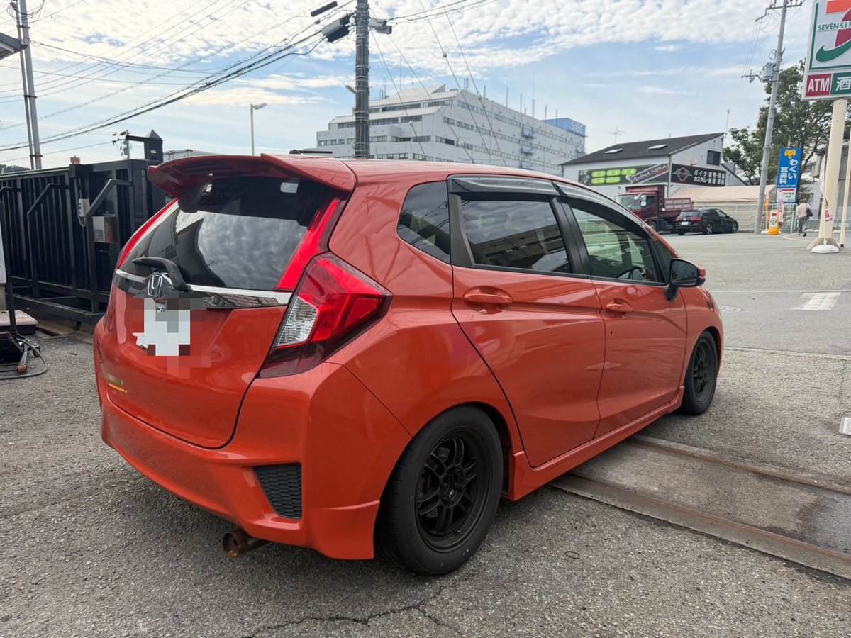 WP_TK10's tweet photo. GK5 フィットRS サーキット仕様販売予定！！

新品LSD  車高調　マフラー　ロールバー
前後制動屋ブレーキパッド
エンケイ　RPF1 15インチ
ゼロファイターマフラー

ライトチューンですが楽しい車両です！🔥
スキルアップを目指す方におすすめです！

ハイパワー車や高性能車両より
ローパワー車でいかにロスなく走るか
とても勉強になるかと思います😊

ノーマルから作るより圧倒的に
安いのでぜひこの機会にお買い求めください！

車検は令和　９年９月まで！
2名公認　純正助手席有ります！
車検用マフラーもございますのでご安心ください！

☆エアコン付いてます☆

車体価格　158万円
基本現状渡しとなります！

速報の為入庫時のお写真となります！
早い者勝ちです🔥