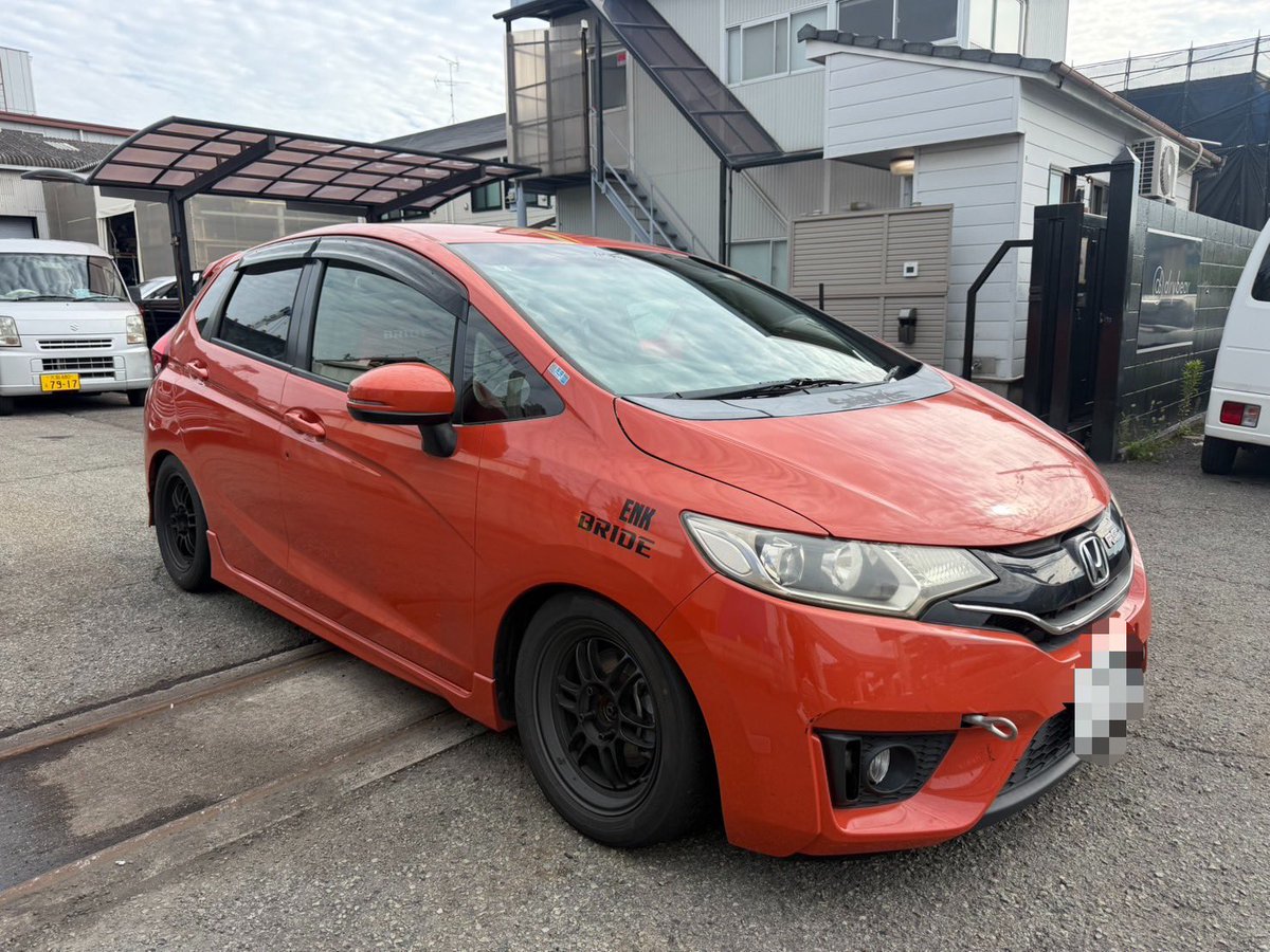 WP_TK10's tweet photo. GK5 フィットRS サーキット仕様販売予定！！

新品LSD  車高調　マフラー　ロールバー
前後制動屋ブレーキパッド
エンケイ　RPF1 15インチ
ゼロファイターマフラー

ライトチューンですが楽しい車両です！🔥
スキルアップを目指す方におすすめです！

ハイパワー車や高性能車両より
ローパワー車でいかにロスなく走るか
とても勉強になるかと思います😊

ノーマルから作るより圧倒的に
安いのでぜひこの機会にお買い求めください！

車検は令和　９年９月まで！
2名公認　純正助手席有ります！
車検用マフラーもございますのでご安心ください！

☆エアコン付いてます☆

車体価格　158万円
基本現状渡しとなります！

速報の為入庫時のお写真となります！
早い者勝ちです🔥