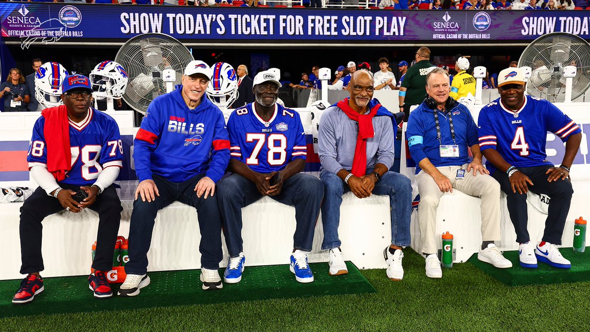 BuffaloBills's tweet photo. New house. Same friends.

#GoBills | #BillsMafia https://t.co/8gZo2dBHIJ