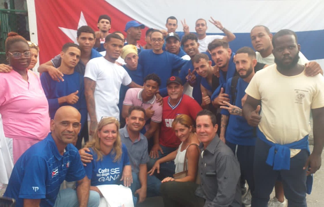 GHNordelo5's tweet photo. Estamos en el corazón de Arroyo Arenas, La Lisa, en un barrio debate contra las drogas. #Cuba #CDRCuba #MiBarrioPorLaPatria #ContraLasDrogasSeGana https://t.co/X7CFoSWLXh
