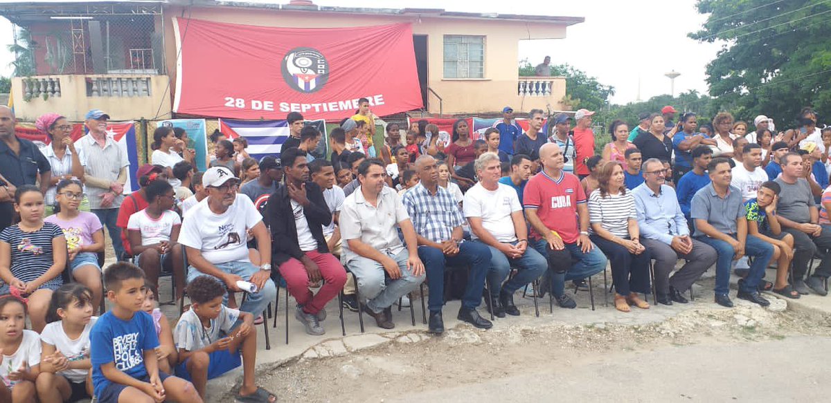 GHNordelo5's tweet photo. Estamos en el corazón de Arroyo Arenas, La Lisa, en un barrio debate contra las drogas. #Cuba #CDRCuba #MiBarrioPorLaPatria #ContraLasDrogasSeGana https://t.co/X7CFoSWLXh