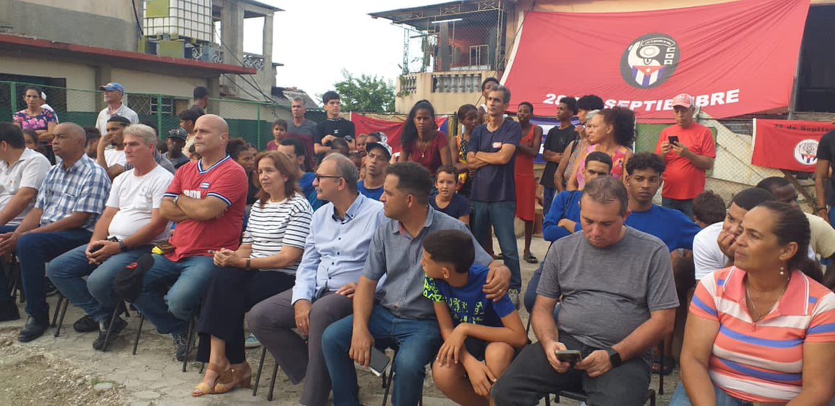 GHNordelo5's tweet photo. Estamos en el corazón de Arroyo Arenas, La Lisa, en un barrio debate contra las drogas. #Cuba #CDRCuba #MiBarrioPorLaPatria #ContraLasDrogasSeGana https://t.co/X7CFoSWLXh