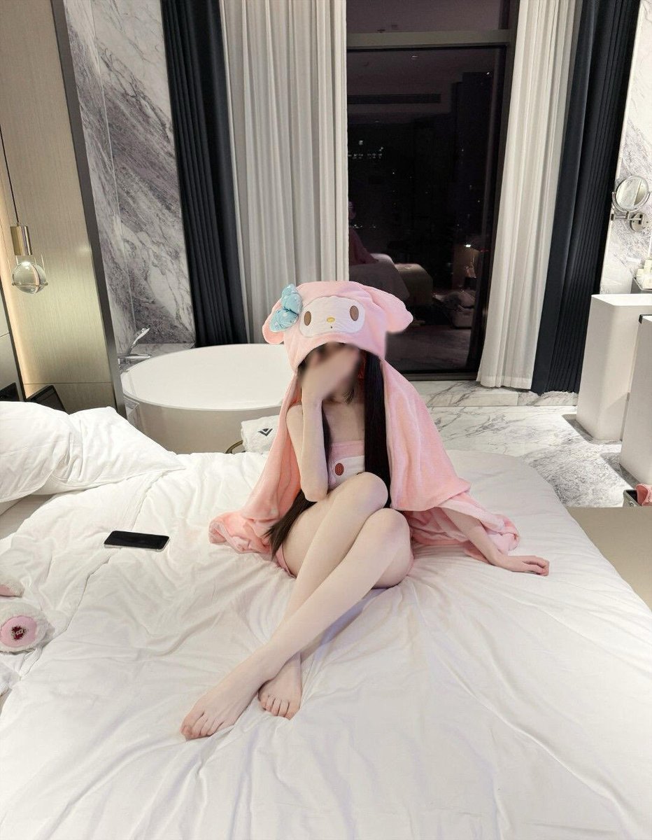 DMP88708904's tweet photo. 睡醒继续上供哦！！

有人想锐评一下我自己17岁的福吗？

来都给，不要🚪！！ https://t.co/it1hJsUlIf