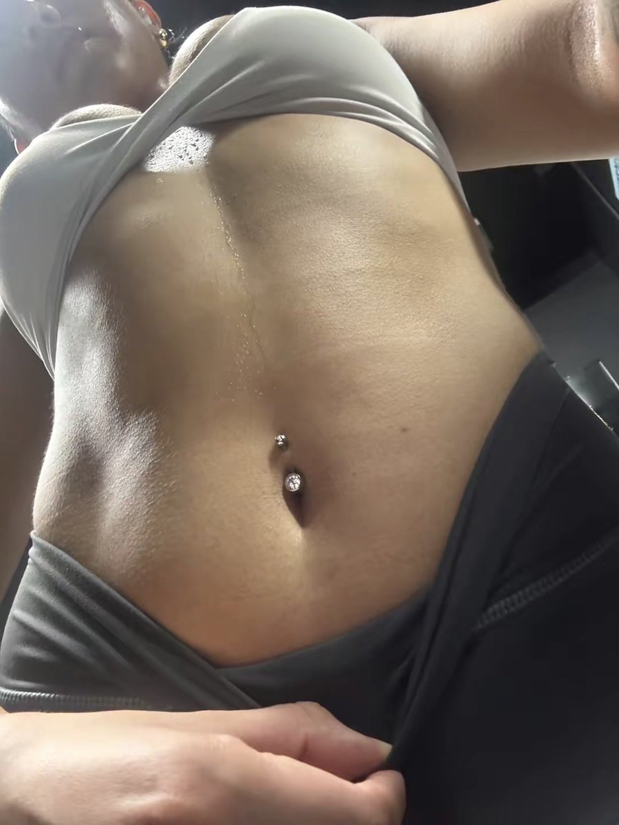 Tsarzouhang's tweet photo. in the gym 🖤💦 https://t.co/fPVr7h3mnH