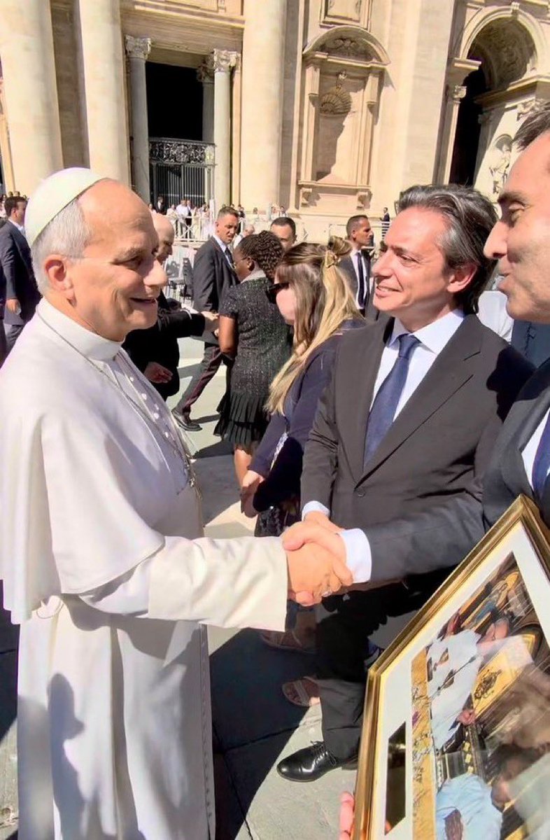 LaCajaPolitica's tweet photo. LEÓN XIV JUNTO AL INTENDENTE DE LUJÁN Y EL VICEPRESIDENTE DEL BANCO DE DESARROLLO 👇🏼

A menos de 2 meses de su visita al país, el sumo pontífice saludó a Leonardo Boto y Christian Asinelli. https://t.co/xzqk9vCAIn