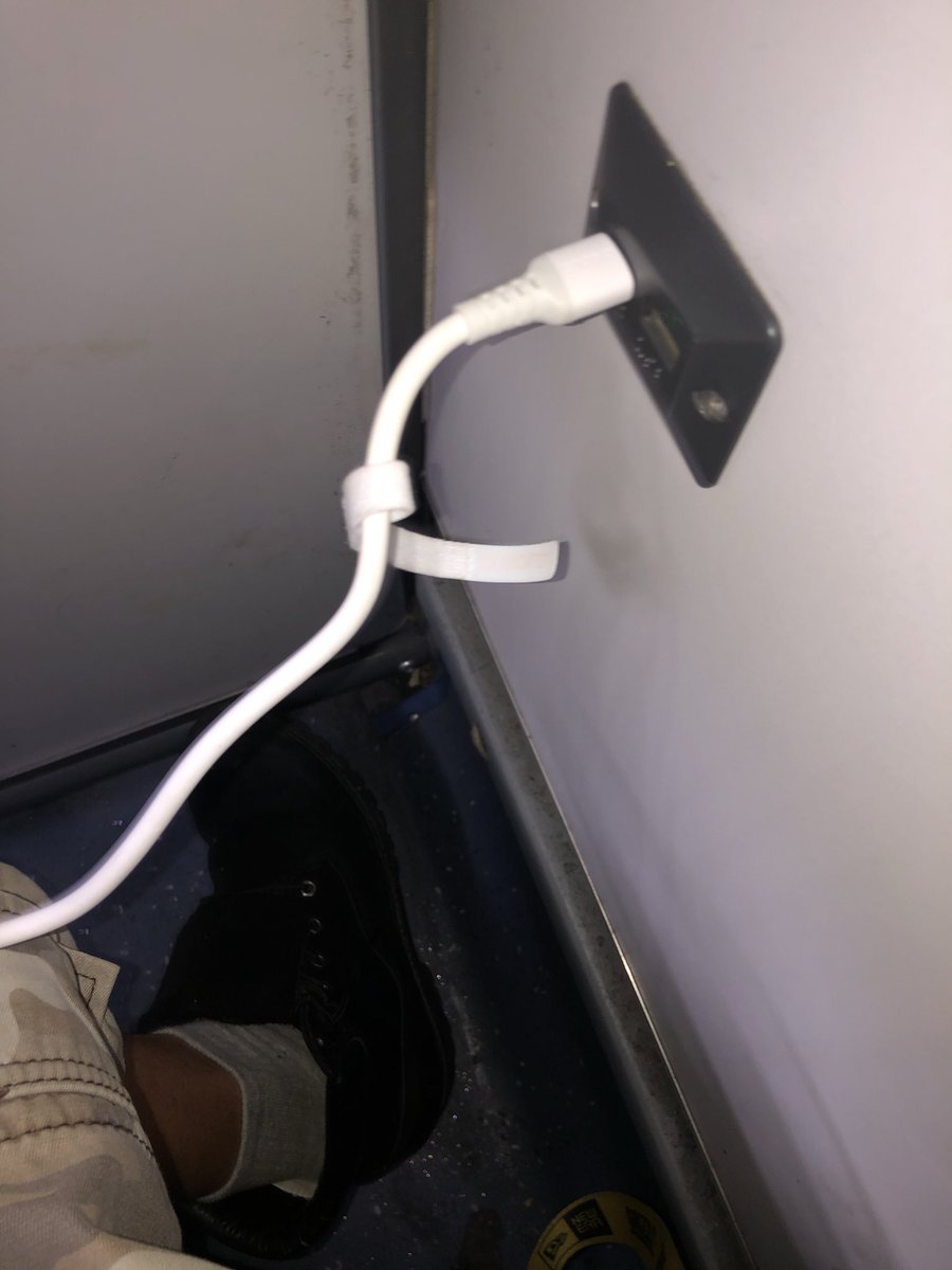 peaga_c213's tweet photo. Deus abençoe a entrada USB do busão 🙏🏾 https://t.co/nlsLsIcGoe