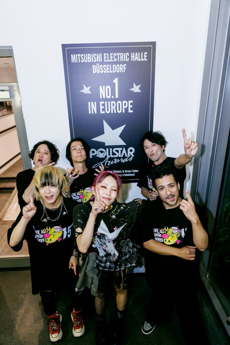 LiSA_OLiVE's tweet photo. ドイツDüsseldorfで1番大きなコンサート会場Mitsubishi Electric HalleをSOLD OUT🎉
ということで、お祝いの額をいただきましたっ🖼️♥️

ほんんんんんとうに信じられない‥！
最高に楽しかった。本当に素晴らしい夜でした。エネルギーめちゃもらった！
ありがとうございましたっ☻♡
#LiSA_EUROPEaneUKtour 
次はフランスパリへ向かいます🇫🇷