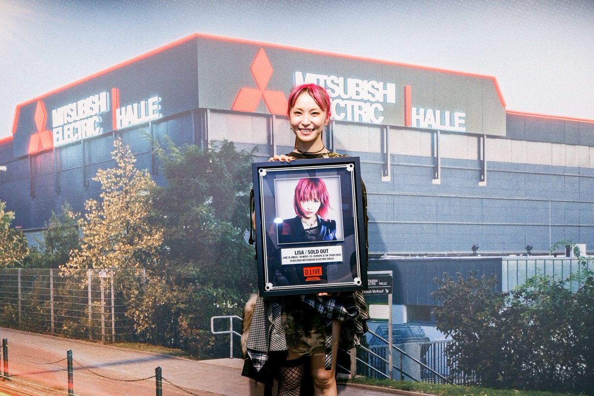 LiSA_OLiVE's tweet photo. ドイツDüsseldorfで1番大きなコンサート会場Mitsubishi Electric HalleをSOLD OUT🎉
ということで、お祝いの額をいただきましたっ🖼️♥️

ほんんんんんとうに信じられない‥！
最高に楽しかった。本当に素晴らしい夜でした。エネルギーめちゃもらった！
ありがとうございましたっ☻♡
#LiSA_EUROPEaneUKtour 
次はフランスパリへ向かいます🇫🇷