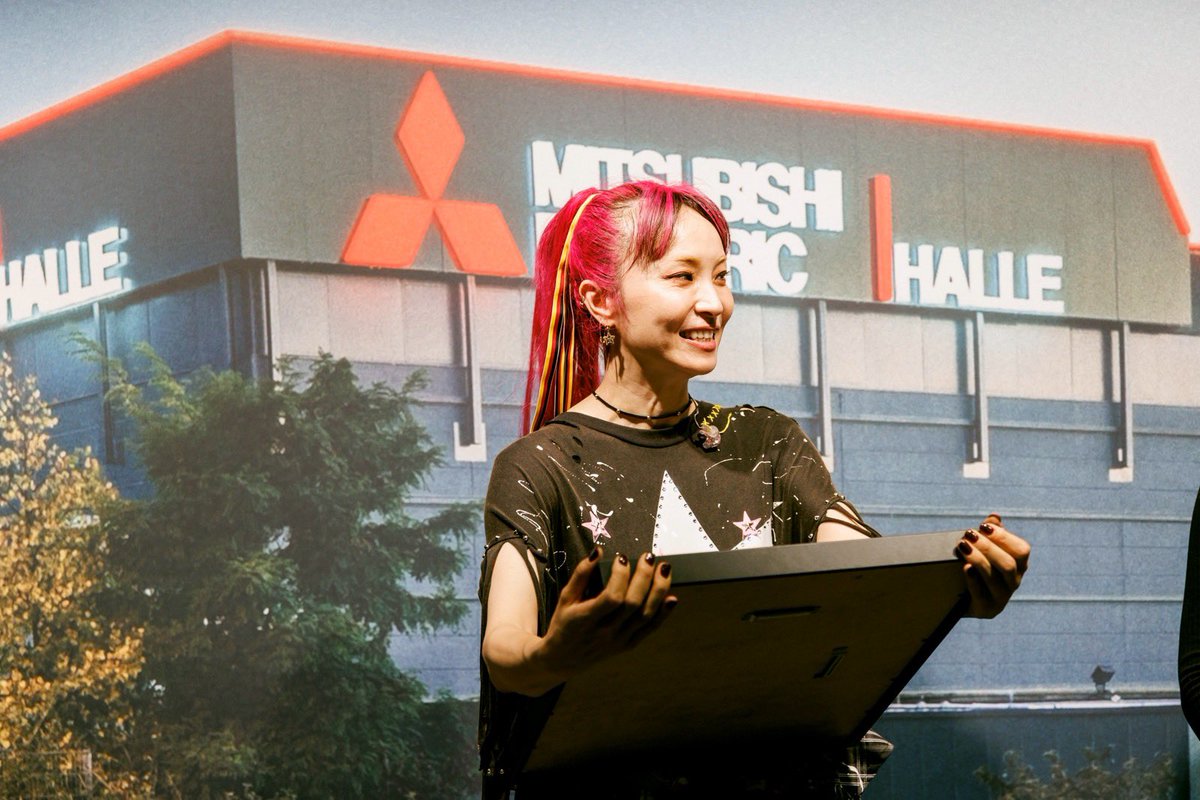LiSA_OLiVE's tweet photo. ドイツDüsseldorfで1番大きなコンサート会場Mitsubishi Electric HalleをSOLD OUT🎉
ということで、お祝いの額をいただきましたっ🖼️♥️

ほんんんんんとうに信じられない‥！
最高に楽しかった。本当に素晴らしい夜でした。エネルギーめちゃもらった！
ありがとうございましたっ☻♡
#LiSA_EUROPEaneUKtour 
次はフランスパリへ向かいます🇫🇷