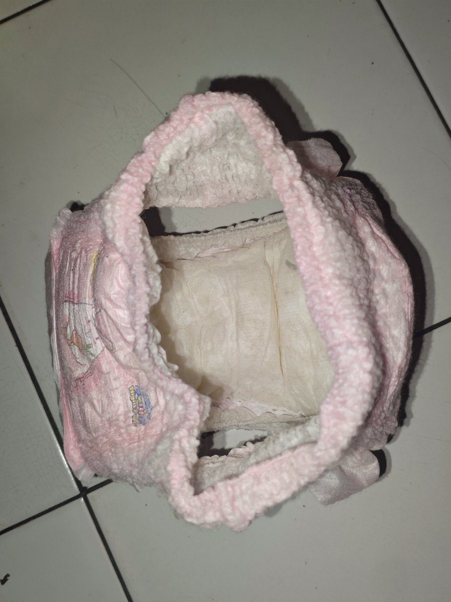 Bubu_abdl's tweet photo. siapa yang mau pakai pampers penuh pipis bekas akuuu?🥹 https://t.co/mf6VsW4Mxh