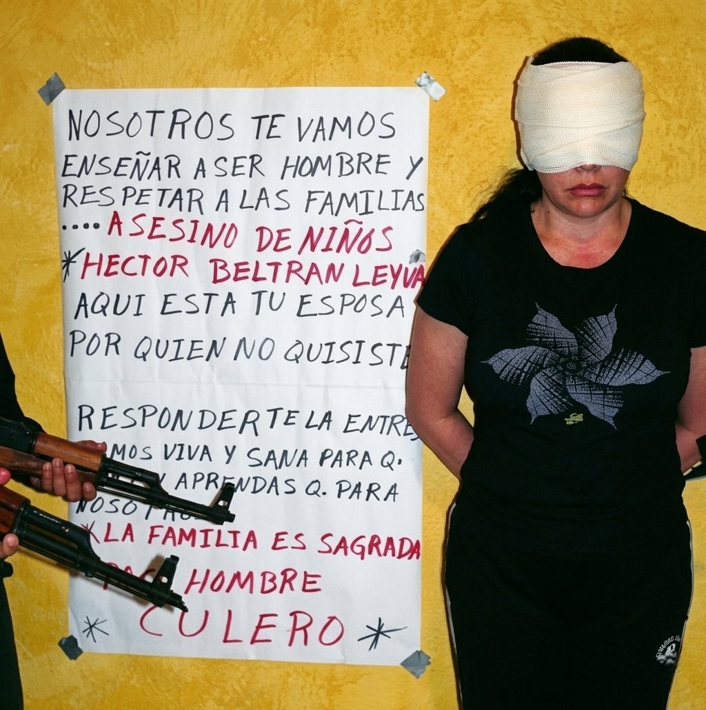 worldwar_x's tweet photo. El 13 de abril de 2010, Clara Elena Laborín, esposa de Héctor Beltrán Leyva "El H", fue secuestrada por órdenes de Ignacio "Nacho" Coronel. Este fue un acto de venganza por el asesinato de su hijo Alejandro de 16 años. La exreina de belleza fue liberada 13 días después. https://t.co/5tz6FxrKpf
