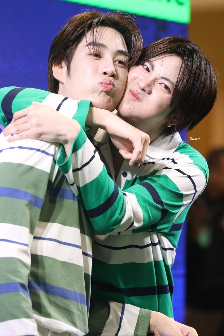 moonxest's tweet photo. forever my fav tlefirstone pose 🤏🏻 https://t.co/fbzYrcdXsI