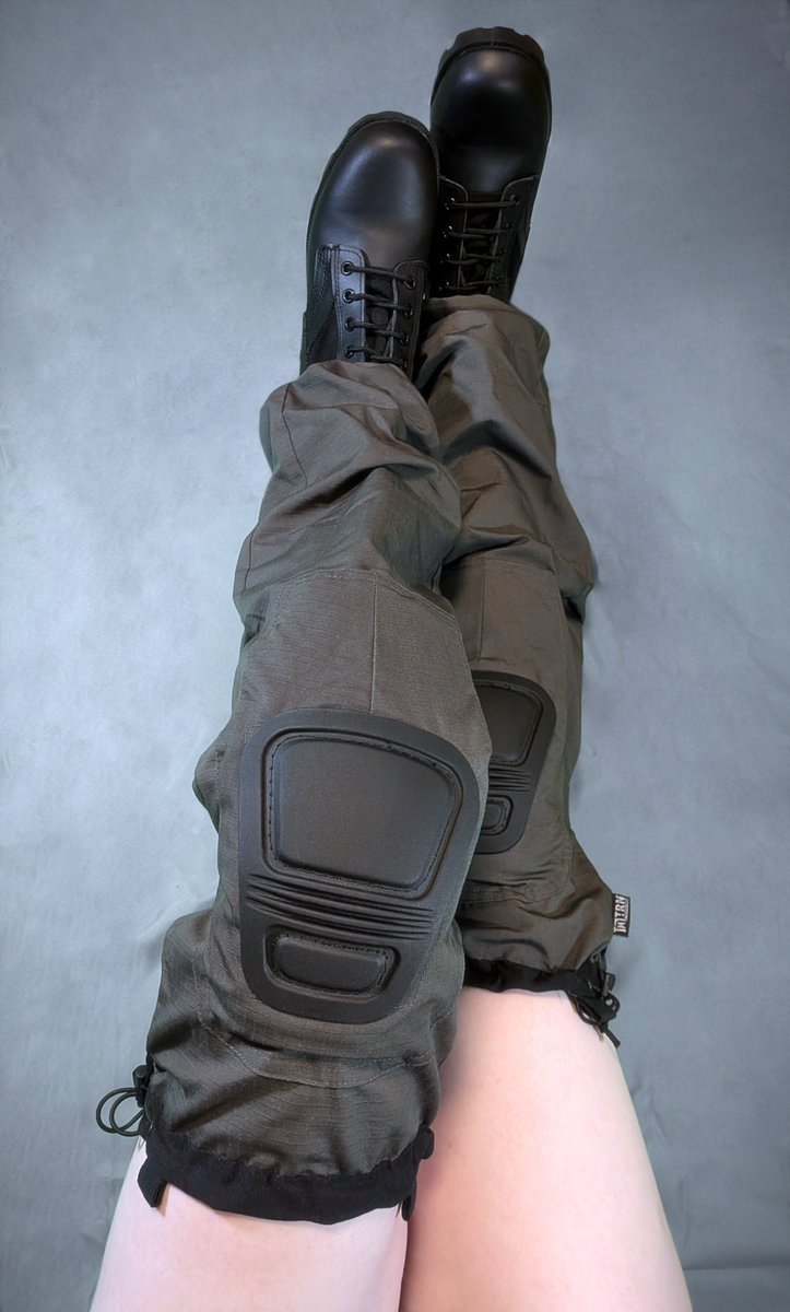 ScarlettRxd's tweet photo. less blurry pic of my tactical thigh highs https://t.co/mHRwLQYjP2