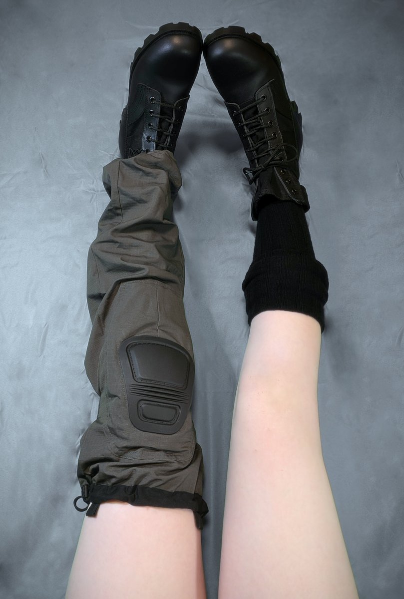 ScarlettRxd's tweet photo. less blurry pic of my tactical thigh highs https://t.co/mHRwLQYjP2