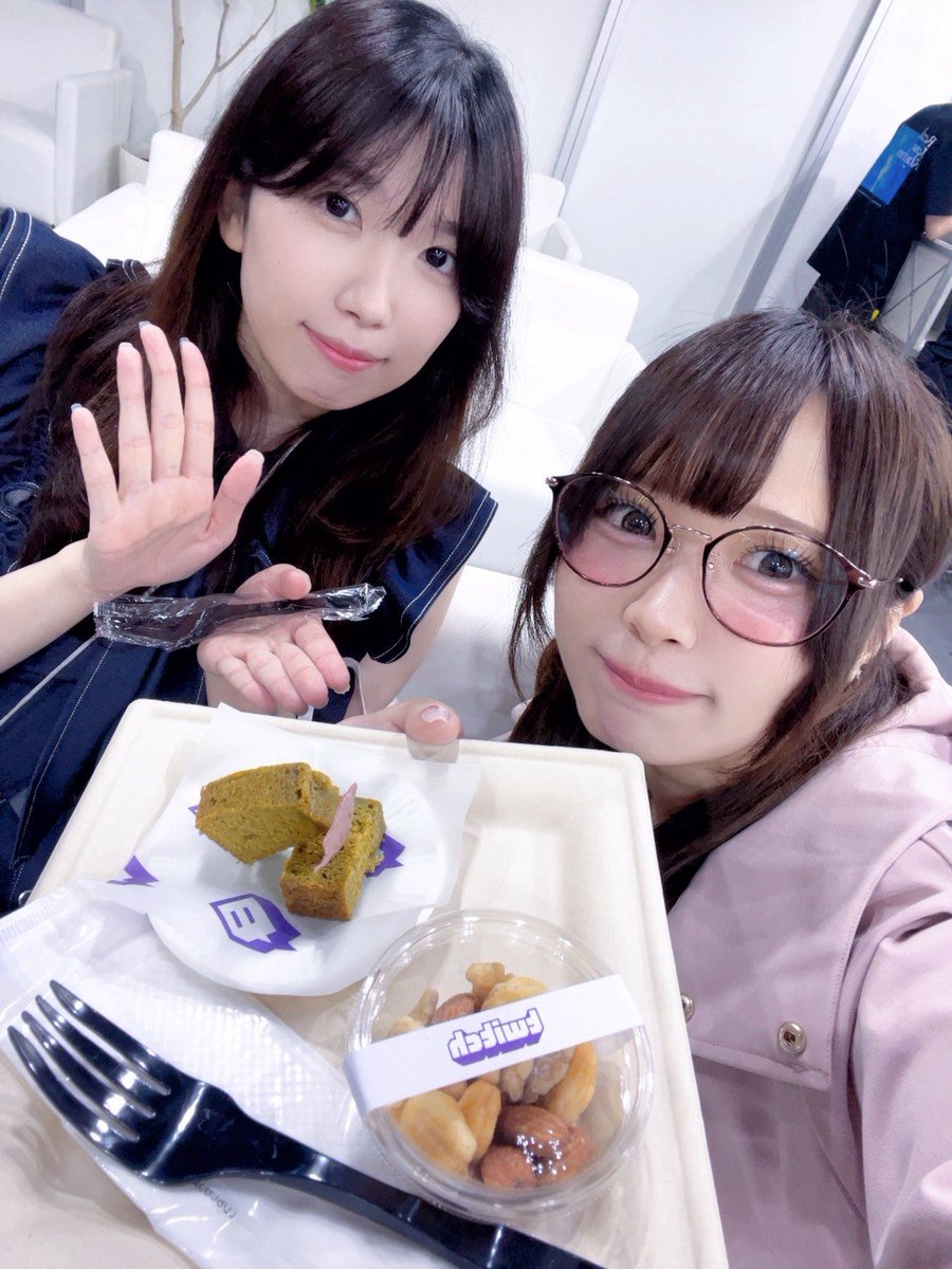 kaedexmaple's tweet photo. 昨日はTGSに行ってきました🎮

ご縁があってこの間LJL観戦した那谷ちゃんと一緒でした☺
気になるブースたくさんありすぎて回りきれなかった…！！

LOLのめじるしチャームもゲットできたし楽しすぎた1日でした！

#TGS2026
 #声優esports部 https://t.co/aomweufH24