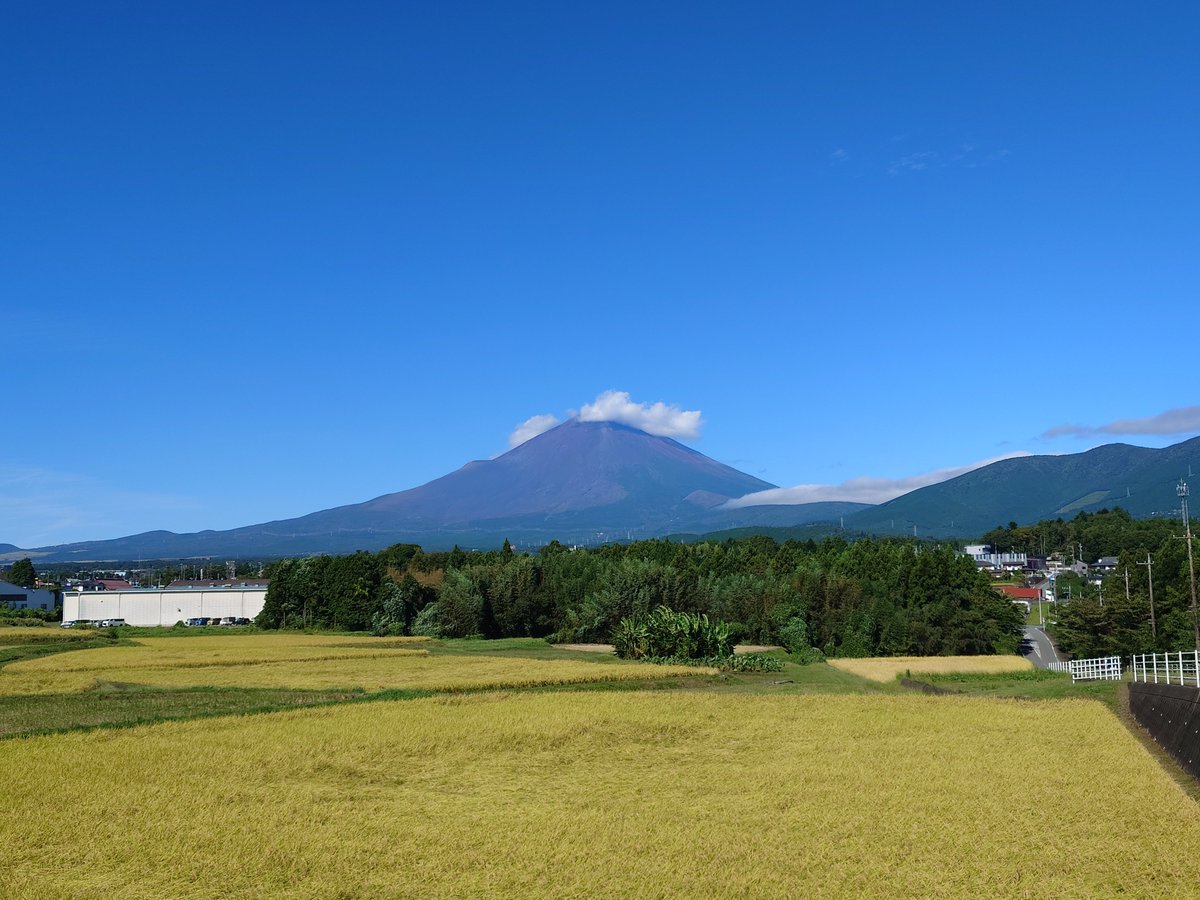 pamdirac5's tweet photo. 本日の富士山　Part２
＃富士山
快晴〜 https://t.co/9OjLDZRZSO