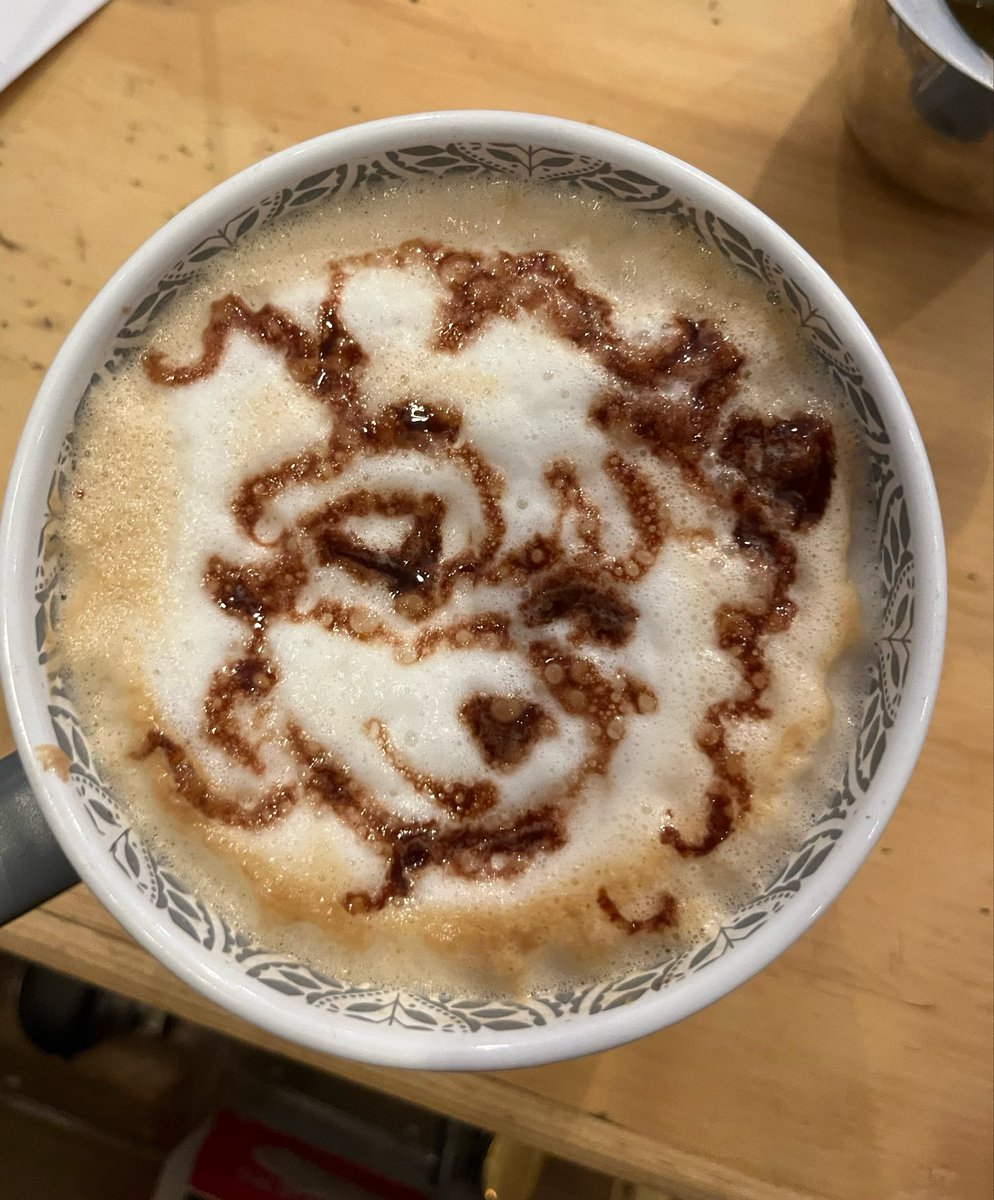 scarlettxda's tweet photo. Drawing Dogday in a vanilla latte cause it makes my shift fun ☕️✨ https://t.co/D1mGxYl7uv