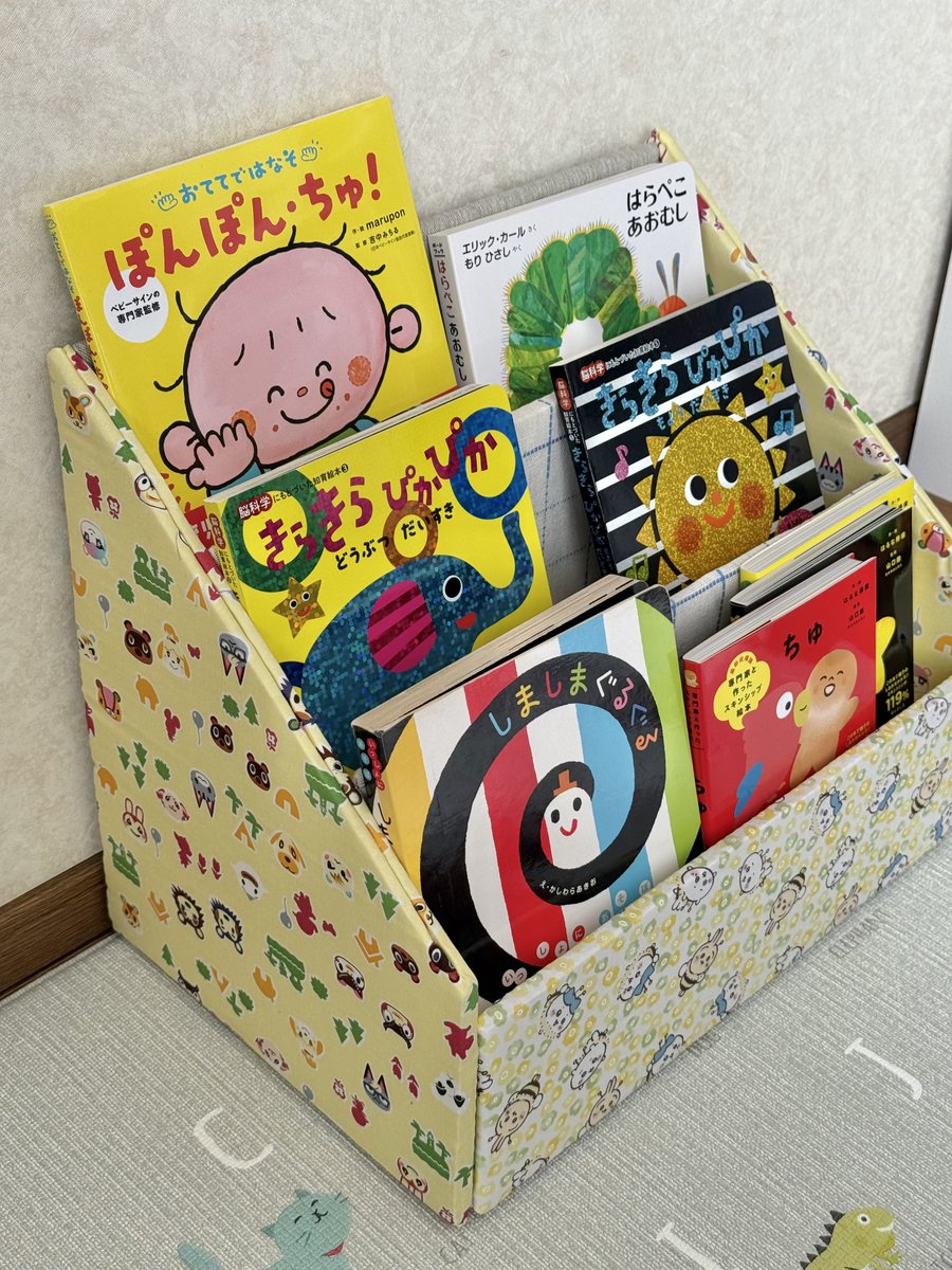 71_u7's tweet photo. 夫が牛乳パック集めて本棚作ってくれた！
しっかりしてるしかわいい〜📕

家の本入り切らなかったからもう一個作ってって言ったら次は半年後かなって🤣
牛乳パックめっちゃ使うから集めるのにそれくらいかかるらしい https://t.co/Gpfuw2xTMx