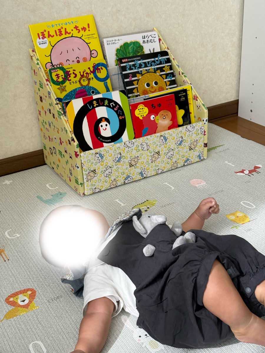 71_u7's tweet photo. 夫が牛乳パック集めて本棚作ってくれた！
しっかりしてるしかわいい〜📕

家の本入り切らなかったからもう一個作ってって言ったら次は半年後かなって🤣
牛乳パックめっちゃ使うから集めるのにそれくらいかかるらしい https://t.co/Gpfuw2xTMx