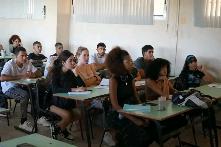 Yoamel_Acosta's tweet photo. Vuelven a las aulas de la @universidad_uci los estudiantes de primer año residentes en #LaHabanaViveEnMí para recibir clases de forma presencial. #CubaEstáFirme https://t.co/SOwUKb9pEE