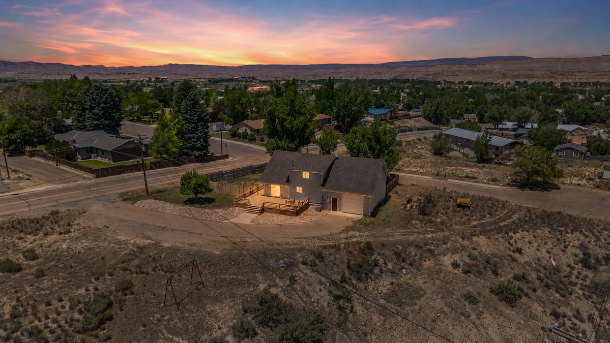 thejoereedteam's tweet photo. 🏡✨ Remodeled Rangely home with new paint, new flooring, newer appliances &amp; central air! 🌿 Large fenced yard + mature landscaping. 🔥 Huge moss rock fireplace &amp; wood-burning stove!

📍 505 S White Ave | MLS #20262972
 📞 970-260-7725 for details &amp; showing!

#RangelyColorado https://t.co/QTbNphGl4f