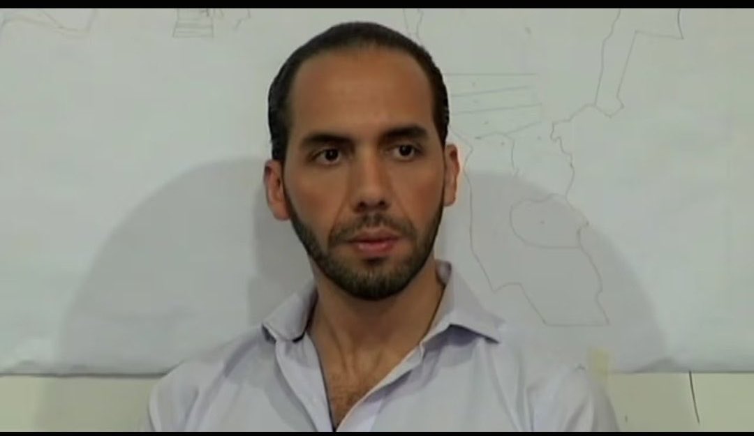 DrCatrinSv's tweet photo. Unos lo llaman “ El hombre “
Otros le dicen “Jefe de jefes”
Yo lo llamo “Ladrón bajero cunetero acomplejado” https://t.co/xkc7PyMwVx