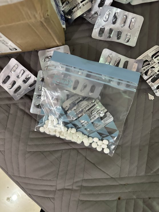 massgaspacks's tweet photo. Starch tablets given by a good friend, corn and clenbuterol flavored  
Refuse drug abuse, cosplay props given by a friend contain no drugs, refuse to spread drug abuse information, my main account was wrongly banned and I'm still waiting for the misunderstanding to be cleared https://t.co/DiCTSPCevm