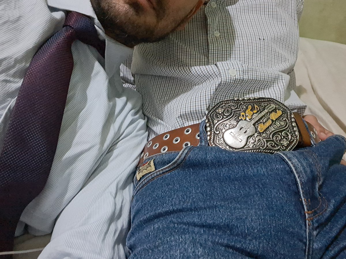 oexecutivoputao's tweet photo. Sai do trabalho, e fui buscar meu primo da roça na rodoviária! Vai passar uns dias comigo, que será que vai rolar heim? 

@twinkdebotas https://t.co/IcFTUSJVUU