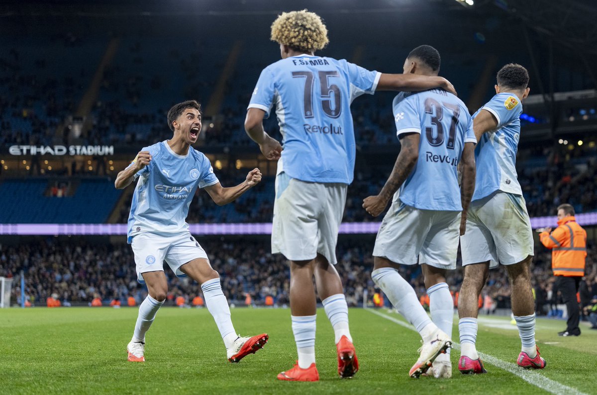 gustavoterini's tweet photo. Vitor Reis comemorando o primeiro gol de Allan pelo Manchester City.

Crias da Academia. https://t.co/TiYufVuxyb