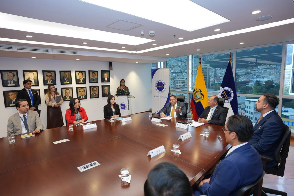 ContraloriaECU's tweet photo. 🏛️ #FirmaDeConvenioCGE | La #CGE y @Uni_Indoamerica suscribieron un acuerdo marco y un convenio de prácticas preprofesionales para fortalecer la formación de nuevos profesionales comprometidos con la integridad y el adecuado manejo de los recursos públicos.

📚 Los estudiantes podrán conocer de cerca los procesos de las distintas áreas del ente de control, adquirir experiencia y aplicar sus conocimientos a través de espacios de investigación, capacitación e intercambio técnico.

🤝 De esta manera, #LaNuevaContraloría y la academia suman esfuerzos para formar profesionales que contribuyan a una gestión pública más eficiente y al servicio del Ecuador.