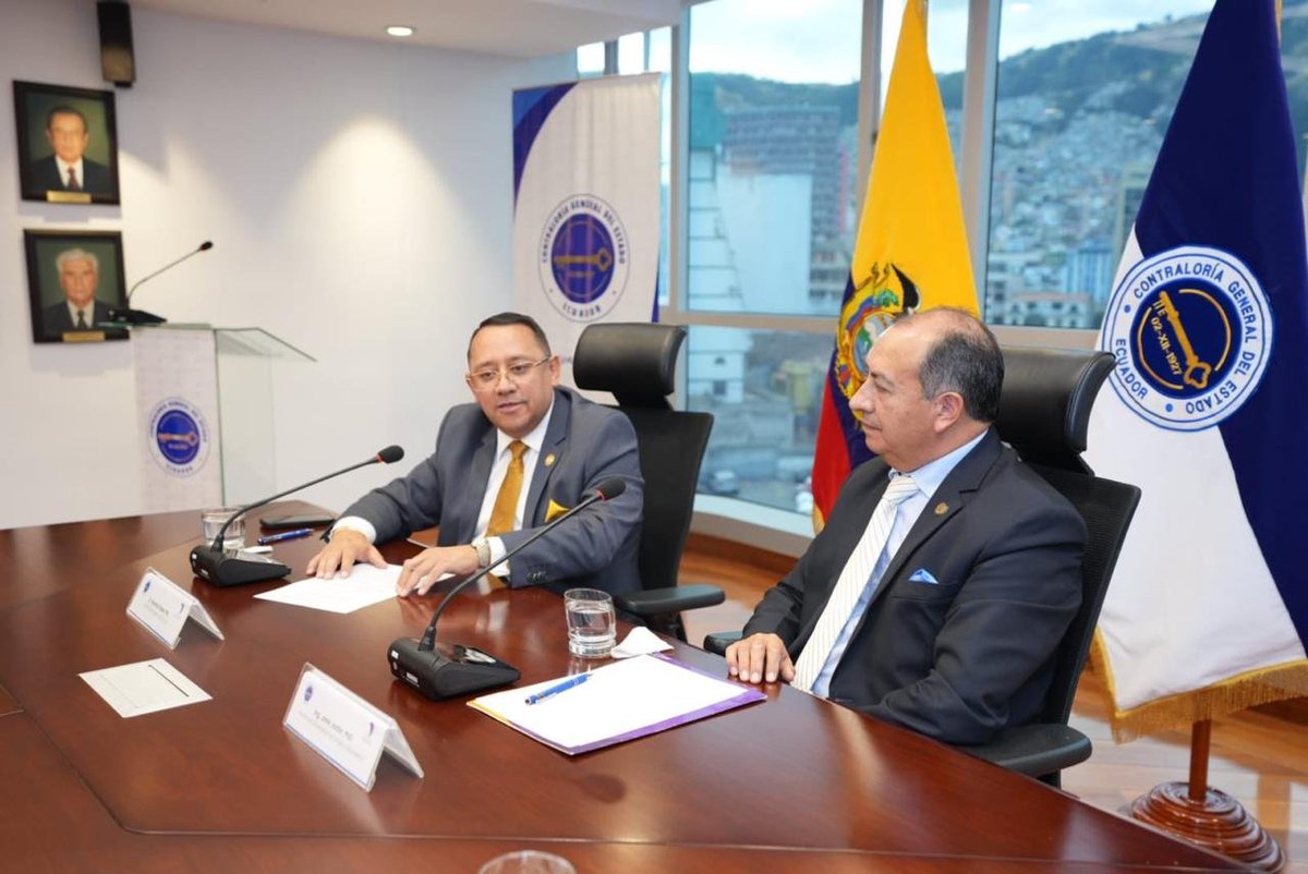 ContraloriaECU's tweet photo. 🏛️ #FirmaDeConvenioCGE | La #CGE y @Uni_Indoamerica suscribieron un acuerdo marco y un convenio de prácticas preprofesionales para fortalecer la formación de nuevos profesionales comprometidos con la integridad y el adecuado manejo de los recursos públicos.

📚 Los estudiantes podrán conocer de cerca los procesos de las distintas áreas del ente de control, adquirir experiencia y aplicar sus conocimientos a través de espacios de investigación, capacitación e intercambio técnico.

🤝 De esta manera, #LaNuevaContraloría y la academia suman esfuerzos para formar profesionales que contribuyan a una gestión pública más eficiente y al servicio del Ecuador.