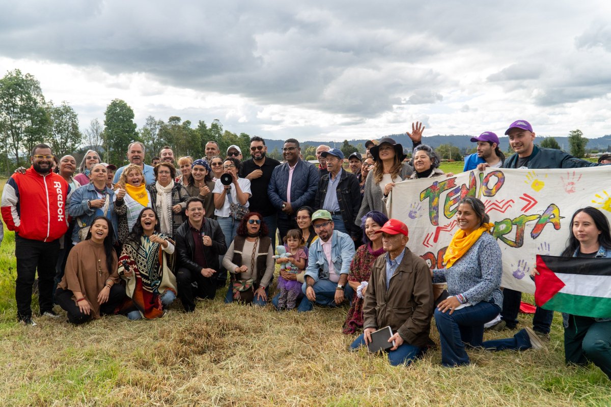 yeisoncajamarca's tweet photo. Nos organizamos para defender las #APPA ✊

Hoy, junto a varios compañeros de la bancada del @pactohistorico, visitamos una de las Áreas de Protección para la Producción de Alimentos, ubicada en Tenjo, Cundinamarca.

Desde el territorio ratificamos nuestro compromiso de defender y acompañar a las y los campesinos que trabajan estas tierras y garantizan la producción de alimentos para nuestras comunidades.

Hoy estas áreas están en alerta por cuenta de proyectos regresivos que amenazan con acabar con estos territorios productivos y poner en riesgo la seguridad alimentaria.

La tierra que produce alimentos se defiende, y a quienes la trabajan también.
.
.