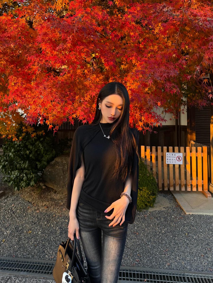 AidaSnookilzb's tweet photo. Autumn leaves, a Japanese shrine https://t.co/oyhs4Gx7mK