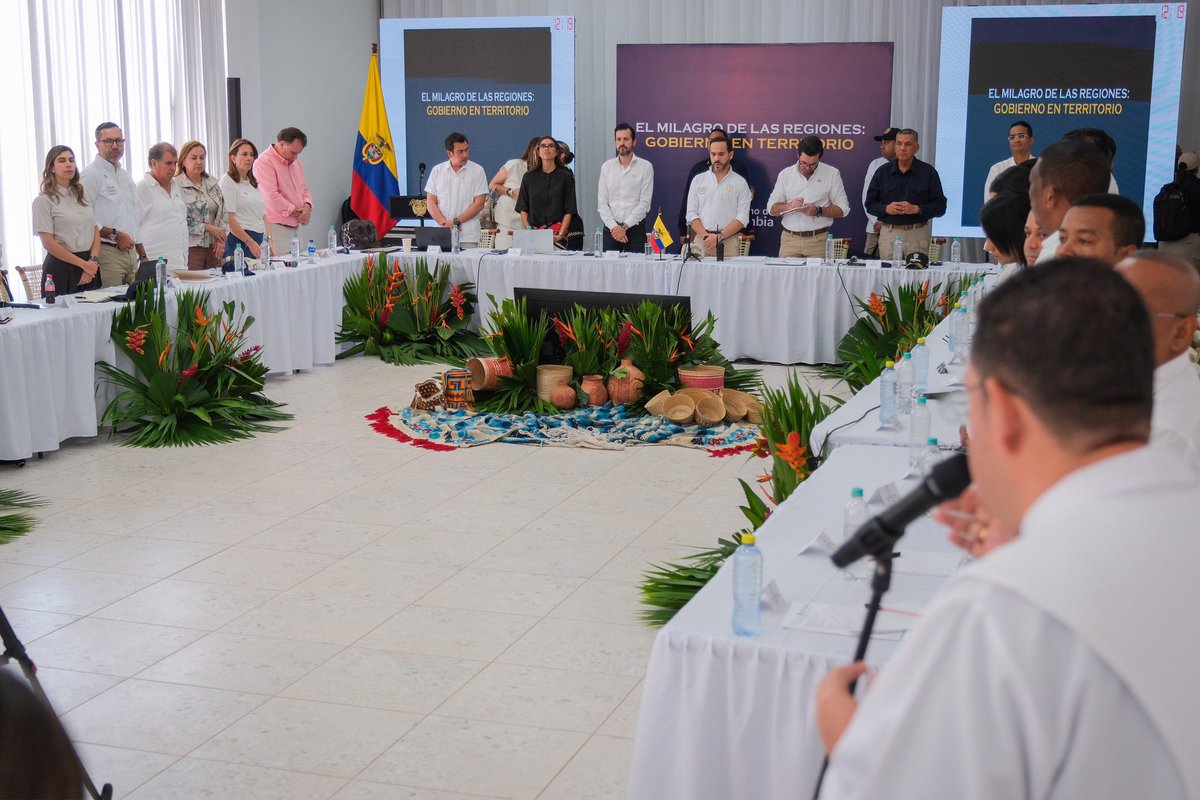 MinSaludCol's tweet photo. La Ministra de Salud y Protección Social, @AnaVesga_G, participó hoy en el consejo de seguridad liderado por el señor presidente de la República, @ABDELAESPRIELLA, que tuvo lugar en Riohacha, La Guajira.

Allí se abordaron temas de seguridad territorial ante la presencia de grupos armados ilegales en la Alta Guajira, así como proyectos de infraestructura para la región. La jornada incluyó además espacios de trabajo con el gobernador y los alcaldes del departamento para avanzar en temas como salud, educación, alimentación escolar y abastecimiento de agua para las comunidades guajiras.

#PatriaMilagro