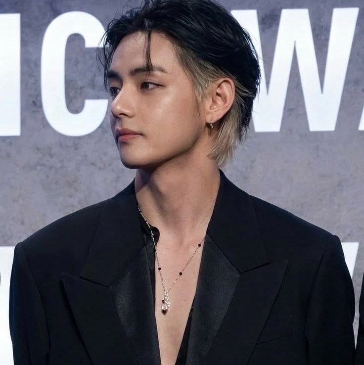 thvchapters's tweet photo. taehyung’s most iconic look of 2026 so far https://t.co/4JxRY2nWZE