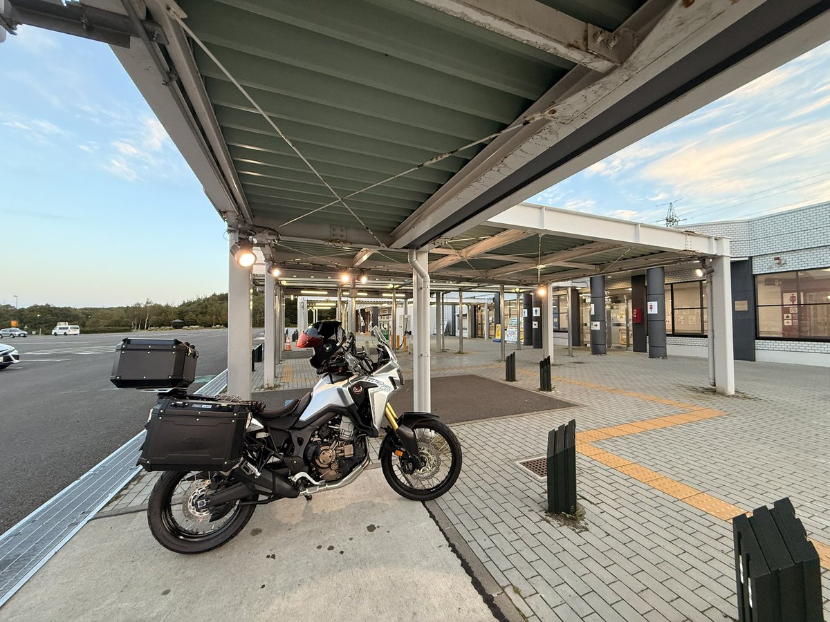 WR_BANDIT's tweet photo. 今回は滝川発で午前4時にスタートしたのですがCRF1000 Lのロービームの照射角はいいのですが明るさが少ない…
つまり暗いという事。

補助ライト💡を考えてしまいました。
写真は夜間走行を終えて早朝の輪厚パーキング🅿️エリアです。

輪厚パーキングエリアは24時間営業🈺は助かりました。 https://t.co/nrCHuOB7wy