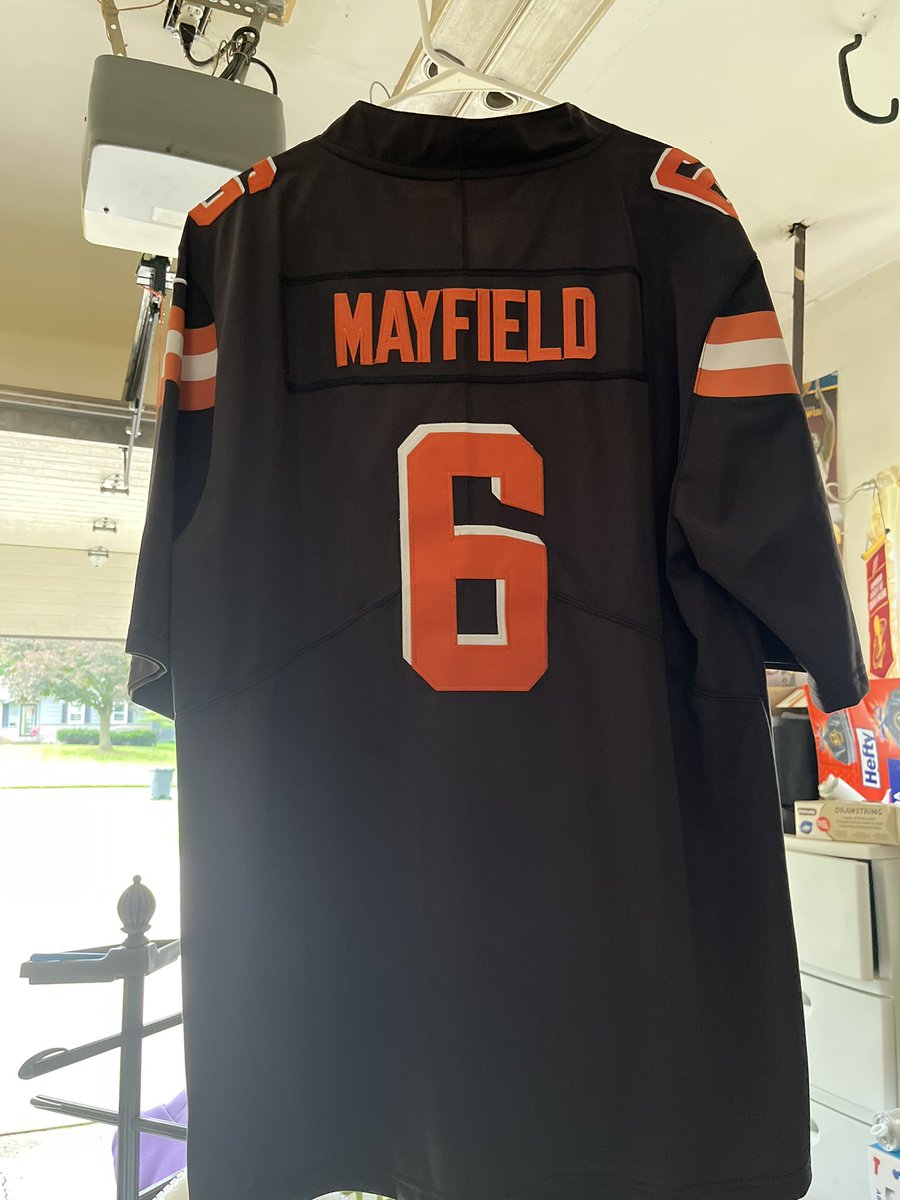 MYompton's tweet photo. @KenCarman @SportsBoyTony @OwenOnTheBoard @Browns 
I wear Browns gear 4-5 days a week, all year round. I took my shit off at halftime Sunday and haven’t worn since..
This is my piece I’m rocking Sunday. They’ve finally made me turn on them. 
42 years😖 https://t.co/FULjjyhCMU