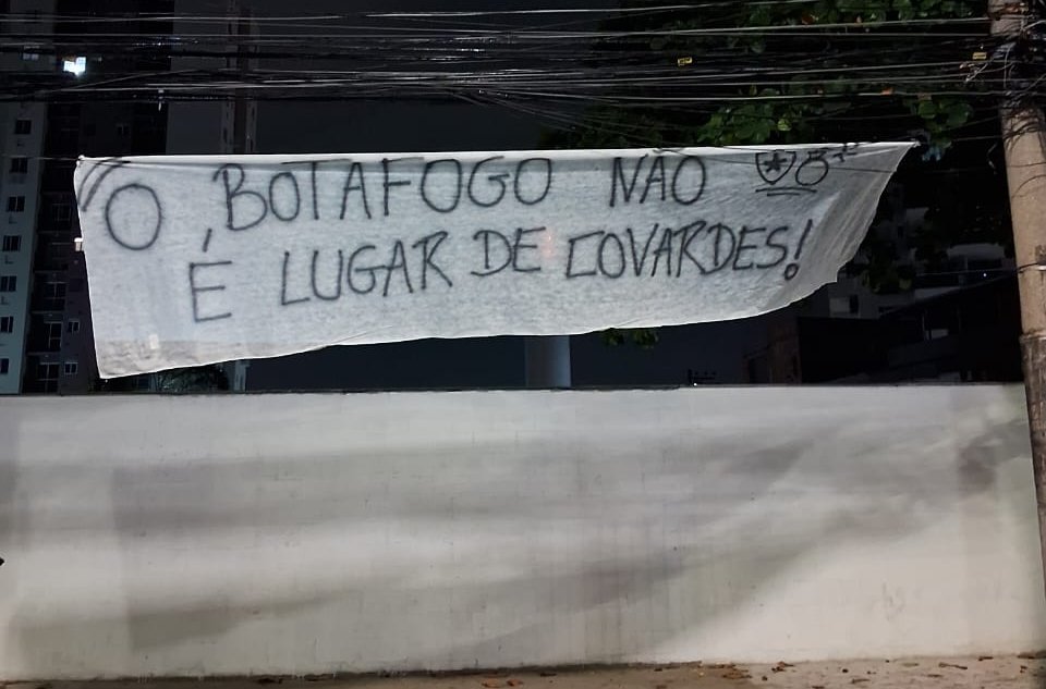 botafogirly's tweet photo. inacreditável escolherem o lado errado da história. dinheiro fácil, dinheiro SUJO. que desgosto. https://t.co/ZkRMgjilic