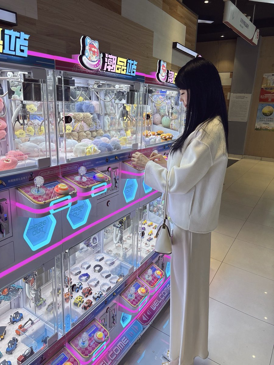 Yuexin79's tweet photo. 因为年龄关系，老公的两个孩子都不喊我叫妈妈，也不喊阿姨，我在他们的嘴里变成了一个“喂”字。
继子26岁，上班两年了和我们住在一起。继女23岁今年大四住在学校寒暑假才回家。
最近我发现一个秘密，继子总是偷偷的看我。特别是我穿高跟鞋的时候，他的眼睛一直盯在我的腿上。 https://t.co/AgKkewPyr3