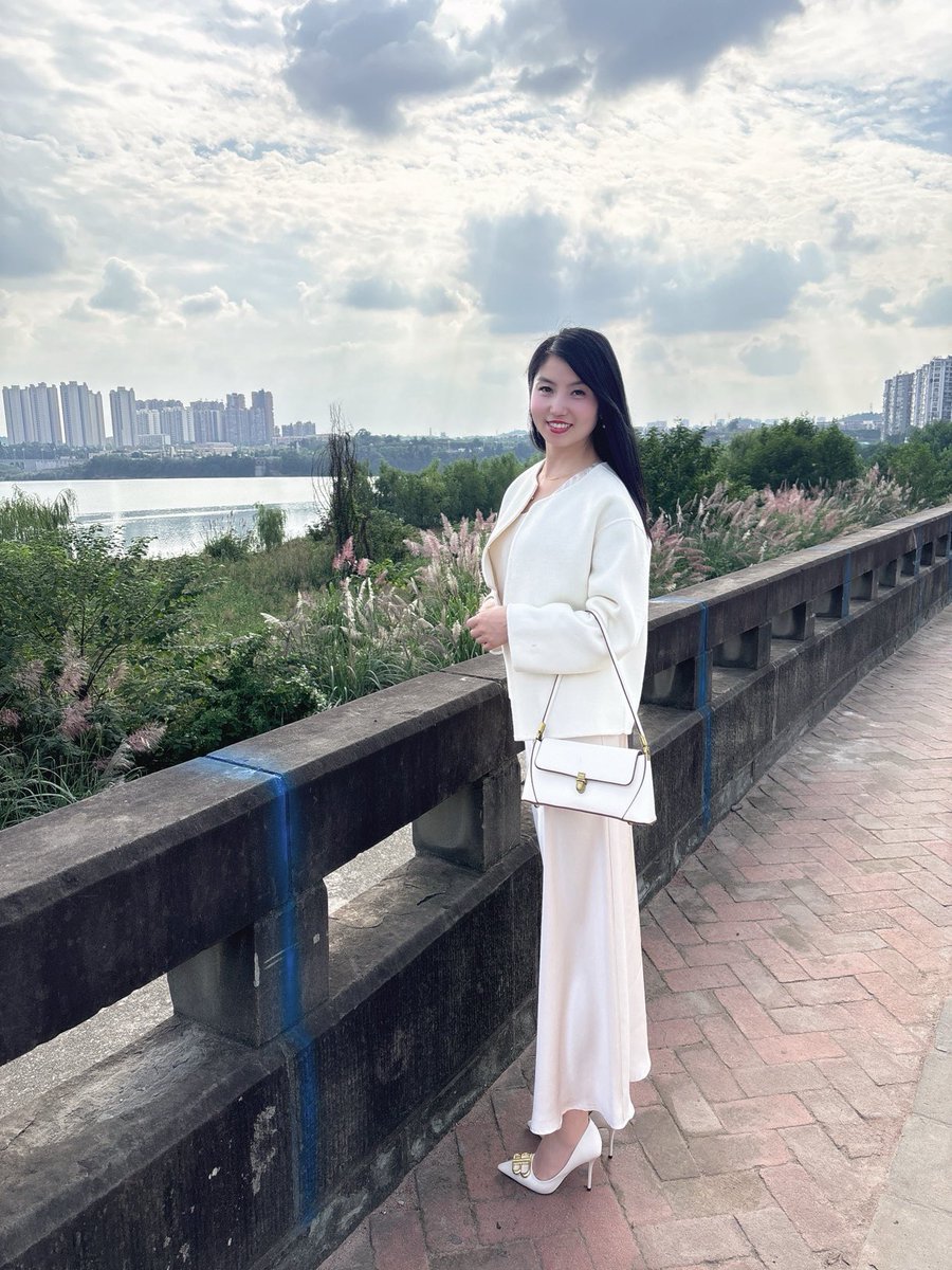 Yuexin79's tweet photo. 因为年龄关系，老公的两个孩子都不喊我叫妈妈，也不喊阿姨，我在他们的嘴里变成了一个“喂”字。
继子26岁，上班两年了和我们住在一起。继女23岁今年大四住在学校寒暑假才回家。
最近我发现一个秘密，继子总是偷偷的看我。特别是我穿高跟鞋的时候，他的眼睛一直盯在我的腿上。 https://t.co/AgKkewPyr3
