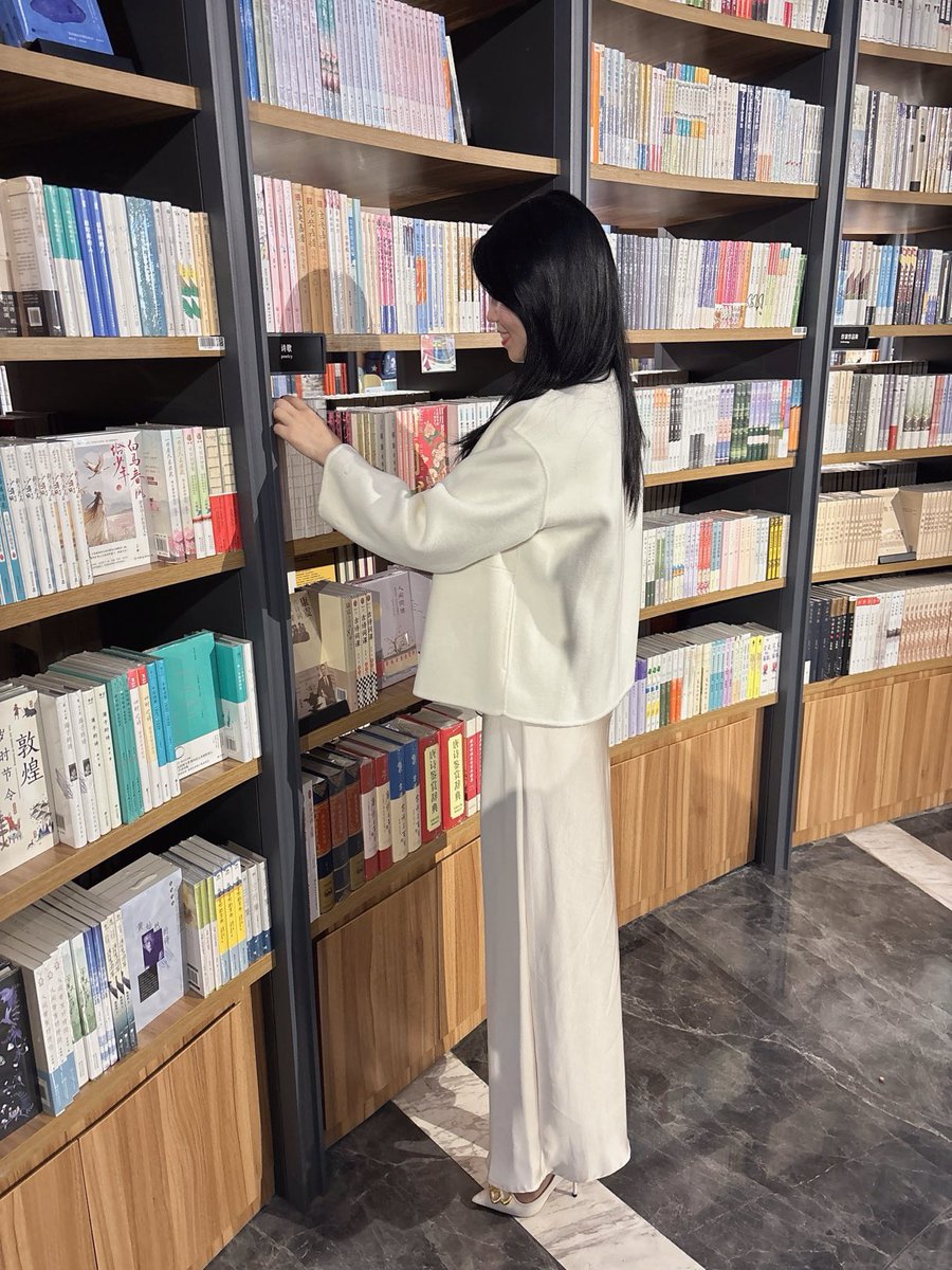 Yuexin79's tweet photo. 因为年龄关系，老公的两个孩子都不喊我叫妈妈，也不喊阿姨，我在他们的嘴里变成了一个“喂”字。
继子26岁，上班两年了和我们住在一起。继女23岁今年大四住在学校寒暑假才回家。
最近我发现一个秘密，继子总是偷偷的看我。特别是我穿高跟鞋的时候，他的眼睛一直盯在我的腿上。 https://t.co/AgKkewPyr3